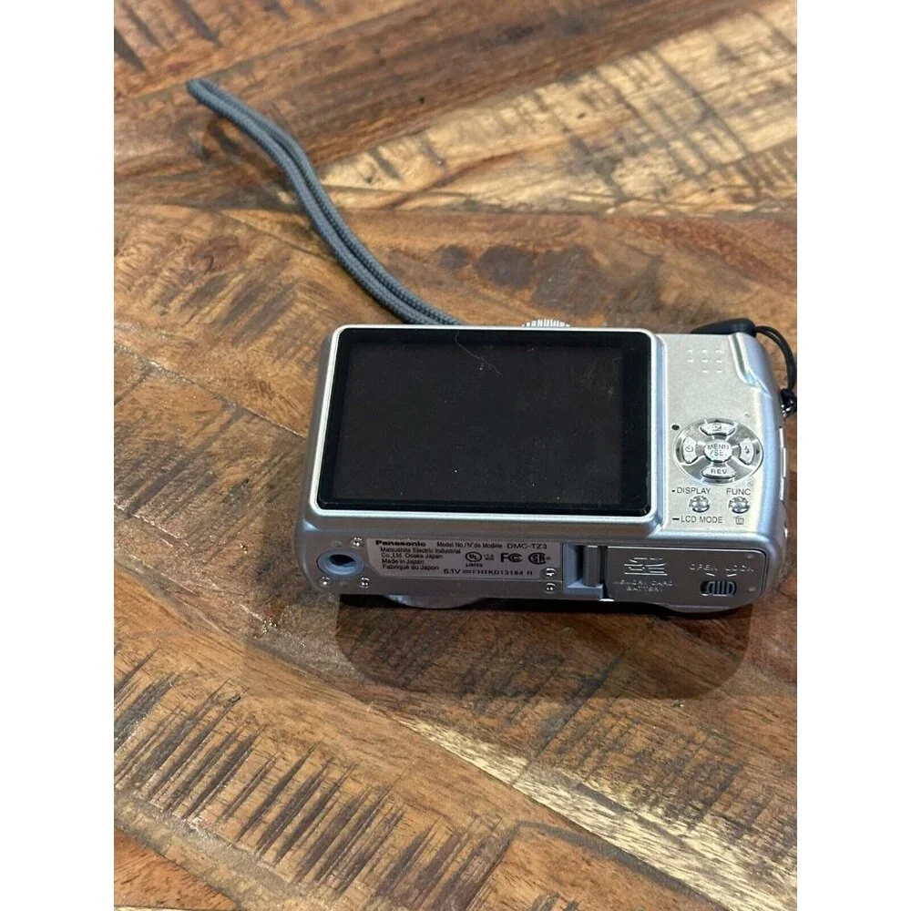 Panasonic DMC-TZ3 Digital Camera, FOR PARTS OR REPAIR ONLY Read Description